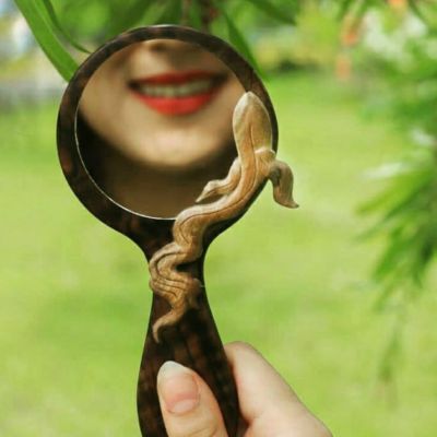آینه و شانه چوبی